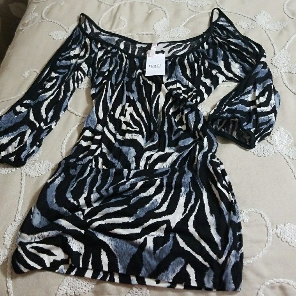 NWT Peek a boo quarter sleeve top
